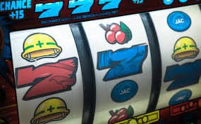 Live poker table interface on erek2 22 platform showing betting controls and live dealer feed